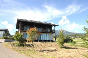 長坂町小荒間 インナーガレージ・薪ストーブ付き 中古住宅・別荘