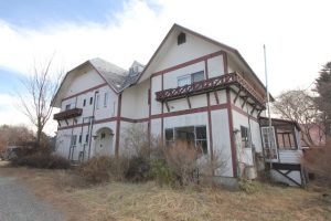 甲斐大泉駅の南方向に位置する 売ペンション